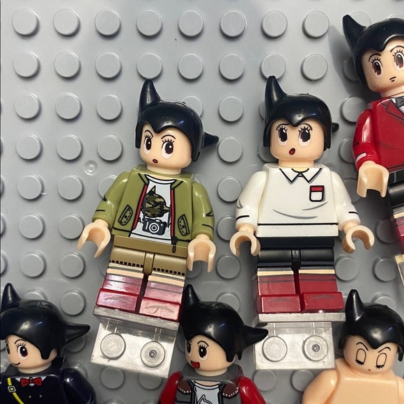 LEGO Display Shelf with Minifigures - Gray and Red - Picture 12 of 16